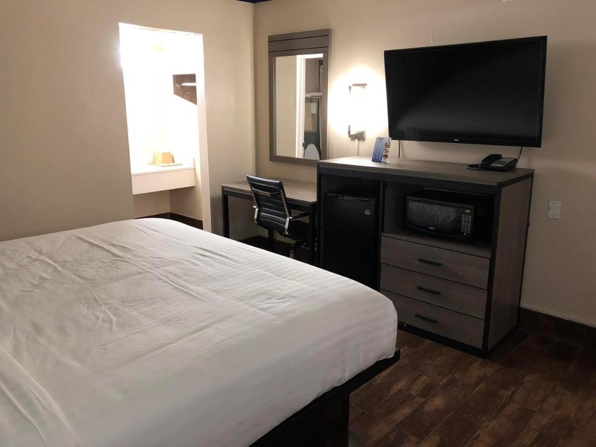 Travelers Inn And Suites Wharton Exteriér fotografie